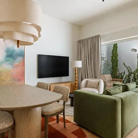 Chic 1-bedroom Townhouse Near The Historic Centre בית נופש ליסבון