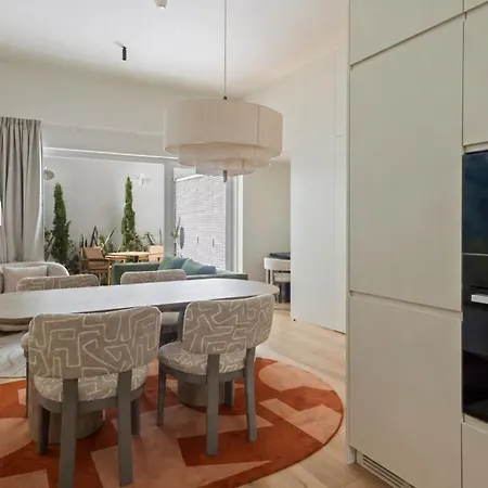 Chic 1-bedroom Townhouse Near The Historic Centre בית נופש