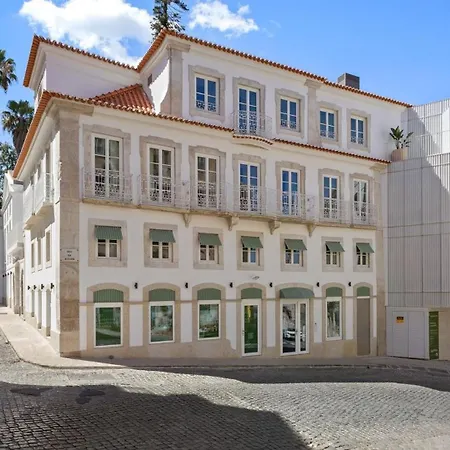 Chic 1-bedroom Townhouse Near The Historic Centre בית נופש ליסבון